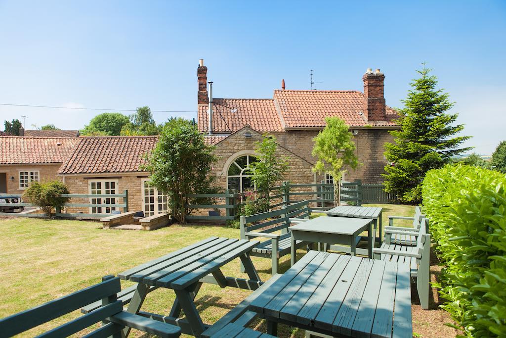 Отель The Woodhouse Arms Грантем Экстерьер фото